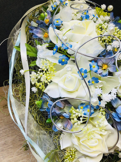 Grabgesteck Grabschmuck Herz Grabdekoration Grabdeko Modern Vergissmeinnicht Draht Perlen Rose Schleierkraut – handgemacht aus Seiden- und Kunstblumen, langlebig & pflegeleicht von SarahsFlowerStudio