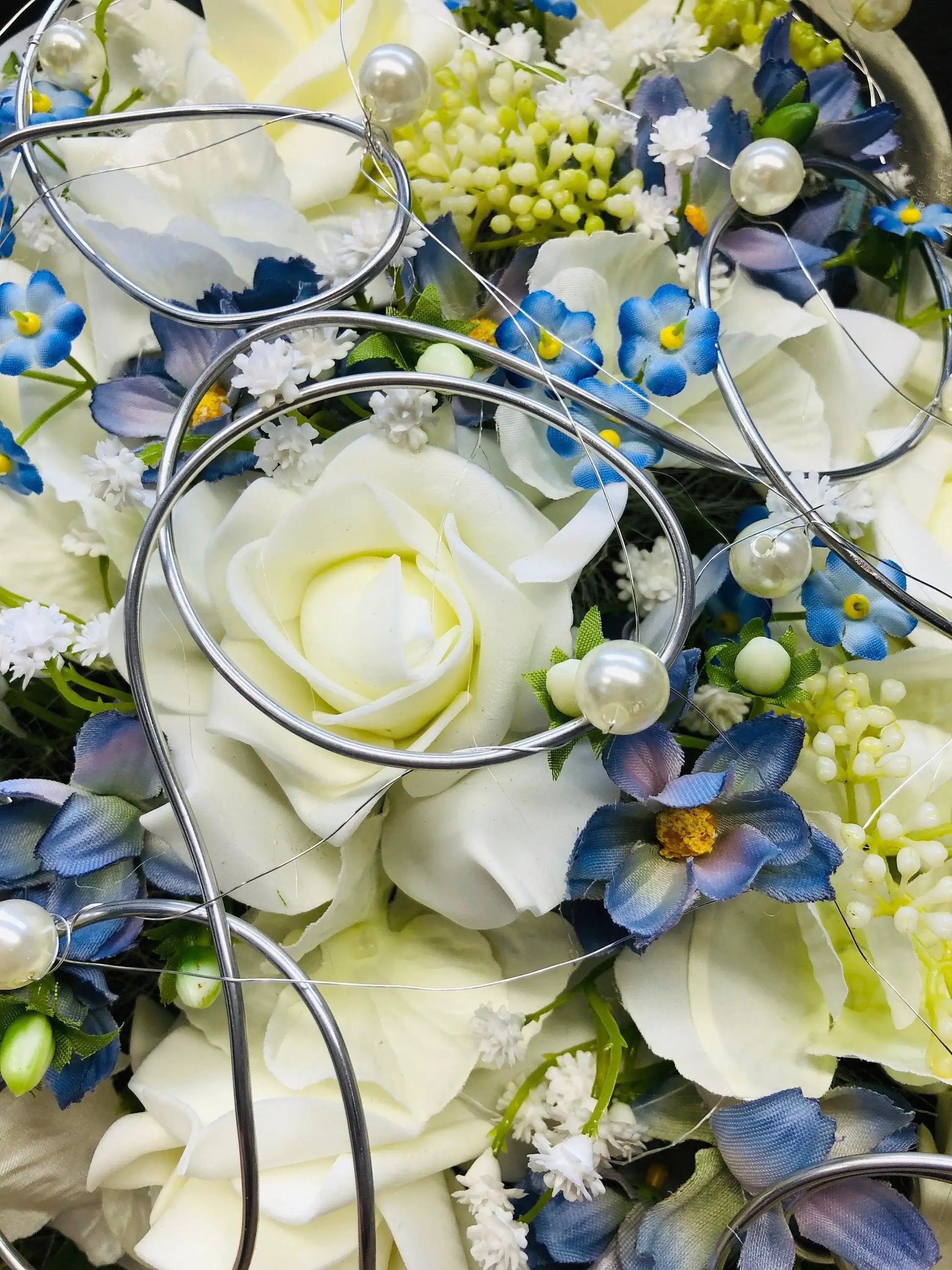 Grabgesteck Grabschmuck Herz Grabdekoration Grabdeko Modern Vergissmeinnicht Draht Perlen Rose Schleierkraut – handgemacht aus Seiden- und Kunstblumen, langlebig & pflegeleicht von SarahsFlowerStudio