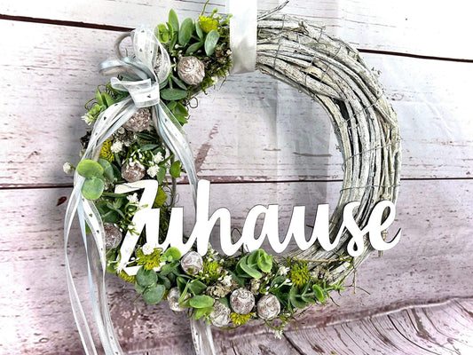 Türkranz Türdeko Türschmuck Frühling Schriftzug Zuhause Modern Tür Schmuck Eukalyptus – handgemacht aus Seiden- und Kunstblumen, langlebig & pflegeleicht von SarahsFlowerStudio