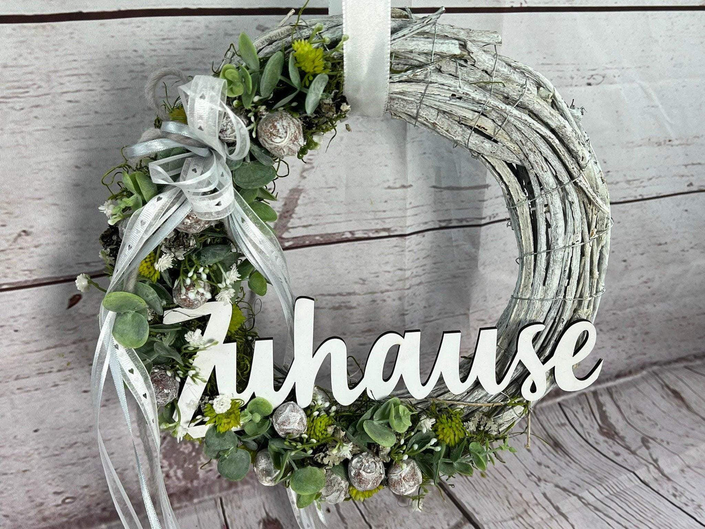 Türkranz Türdeko Türschmuck Frühling Schriftzug Zuhause Modern Tür Schmuck Eukalyptus – handgemacht aus Seiden- und Kunstblumen, langlebig & pflegeleicht von SarahsFlowerStudio