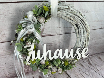 Türkranz Türdeko Türschmuck Frühling Schriftzug Zuhause Modern Tür Schmuck Eukalyptus – handgemacht aus Seiden- und Kunstblumen, langlebig & pflegeleicht von SarahsFlowerStudio