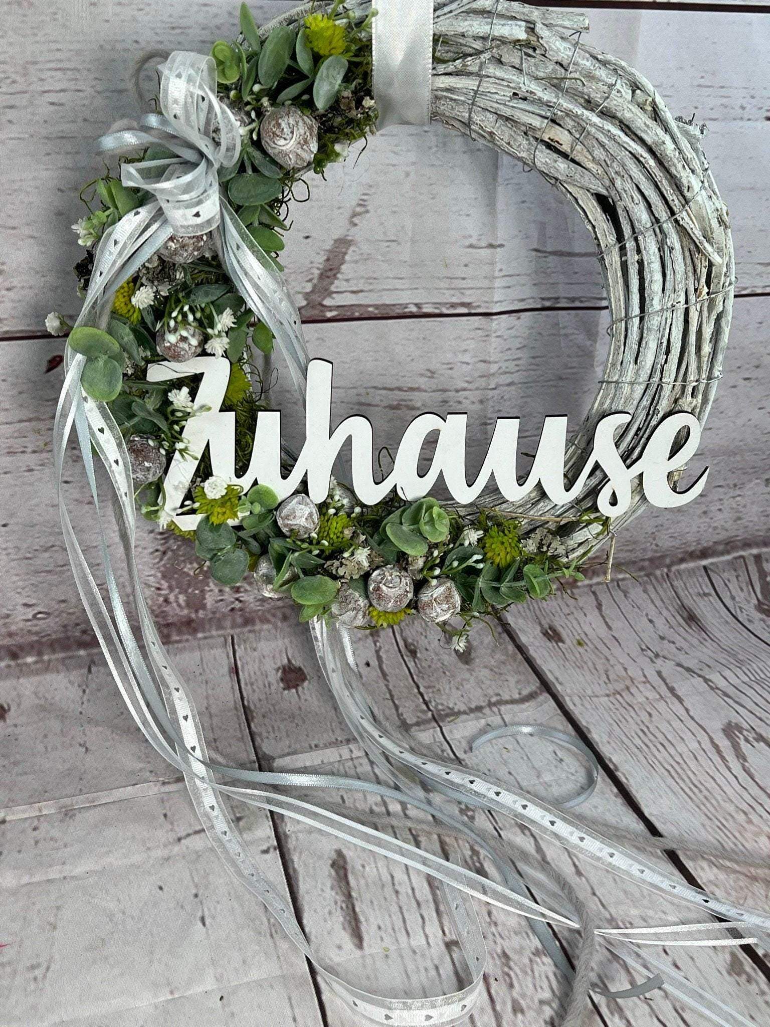 Türkranz Türdeko Türschmuck Frühling Schriftzug Zuhause Modern Tür Schmuck Eukalyptus – handgemacht aus Seiden- und Kunstblumen, langlebig & pflegeleicht von SarahsFlowerStudio