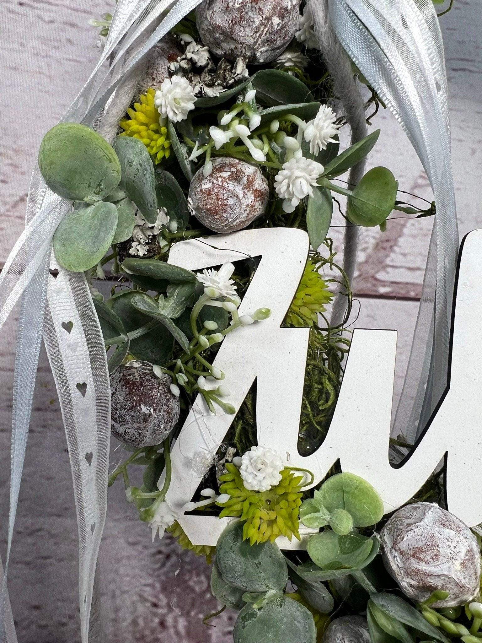Türkranz Türdeko Türschmuck Frühling Schriftzug Zuhause Modern Tür Schmuck Eukalyptus – handgemacht aus Seiden- und Kunstblumen, langlebig & pflegeleicht von SarahsFlowerStudio