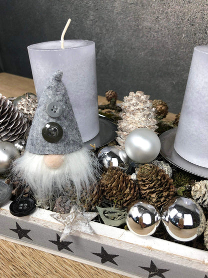 Adventskranz Adventskalender Wichtel Modern Länglich Tablett in zwei Größen L und XL – handgemacht aus Seiden- und Kunstblumen, langlebig & pflegeleicht von SarahsFlowerStudio