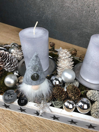 Adventskranz Adventskalender Wichtel Modern Länglich Tablett in zwei Größen L und XL – handgemacht aus Seiden- und Kunstblumen, langlebig & pflegeleicht von SarahsFlowerStudio