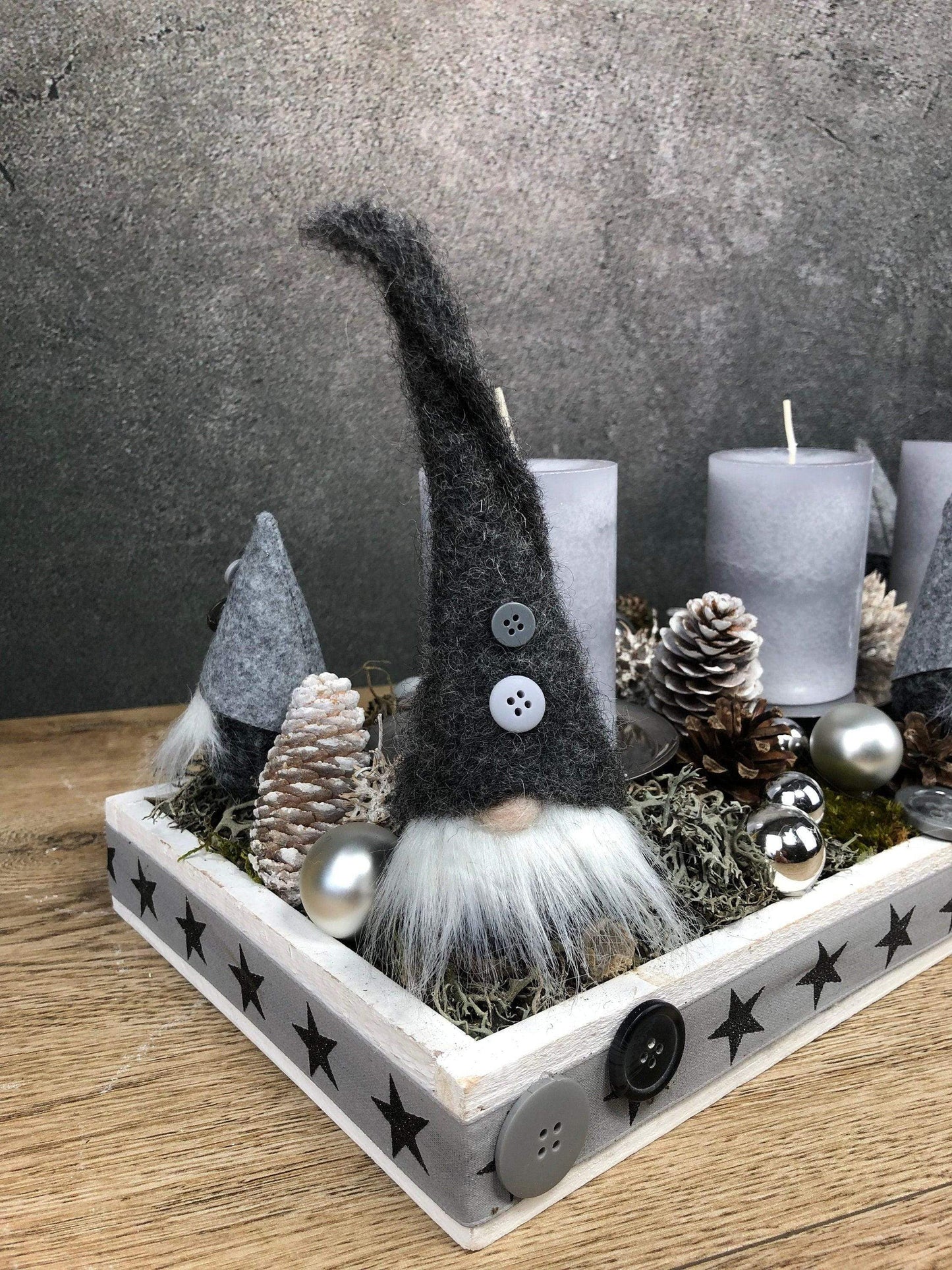 Adventskranz Adventskalender Wichtel Modern Länglich Tablett in zwei Größen L und XL – handgemacht aus Seiden- und Kunstblumen, langlebig & pflegeleicht von SarahsFlowerStudio