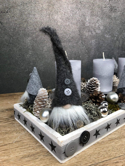 Adventskranz Adventskalender Wichtel Modern Länglich Tablett in zwei Größen L und XL – handgemacht aus Seiden- und Kunstblumen, langlebig & pflegeleicht von SarahsFlowerStudio