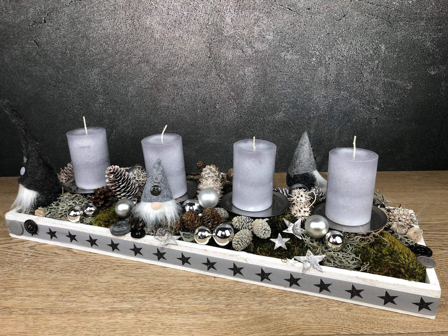 Adventskranz Adventskalender Wichtel Modern Länglich Tablett in zwei Größen L und XL – handgemacht aus Seiden- und Kunstblumen, langlebig & pflegeleicht von SarahsFlowerStudio