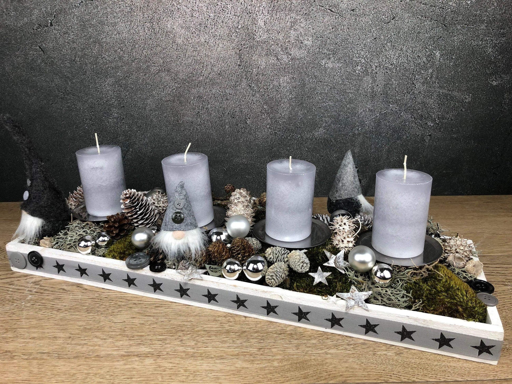 Adventskranz Adventskalender Wichtel Modern Länglich Tablett in zwei Größen L und XL – handgemacht aus Seiden- und Kunstblumen, langlebig & pflegeleicht von SarahsFlowerStudio
