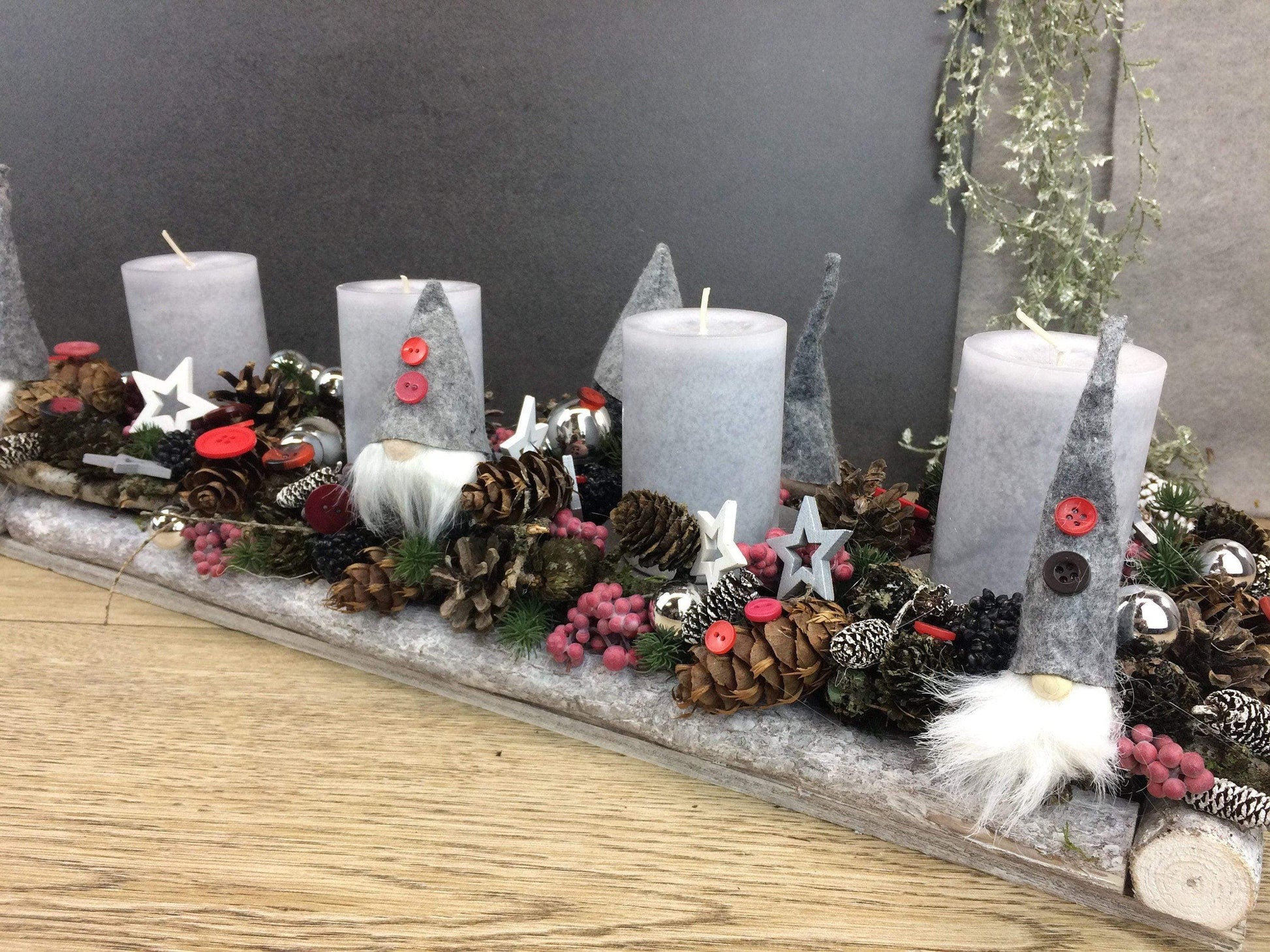Adventskranz Adventskalender Wichtel Modern Länglich – handgemacht aus Seiden- und Kunstblumen, langlebig & pflegeleicht von SarahsFlowerStudio