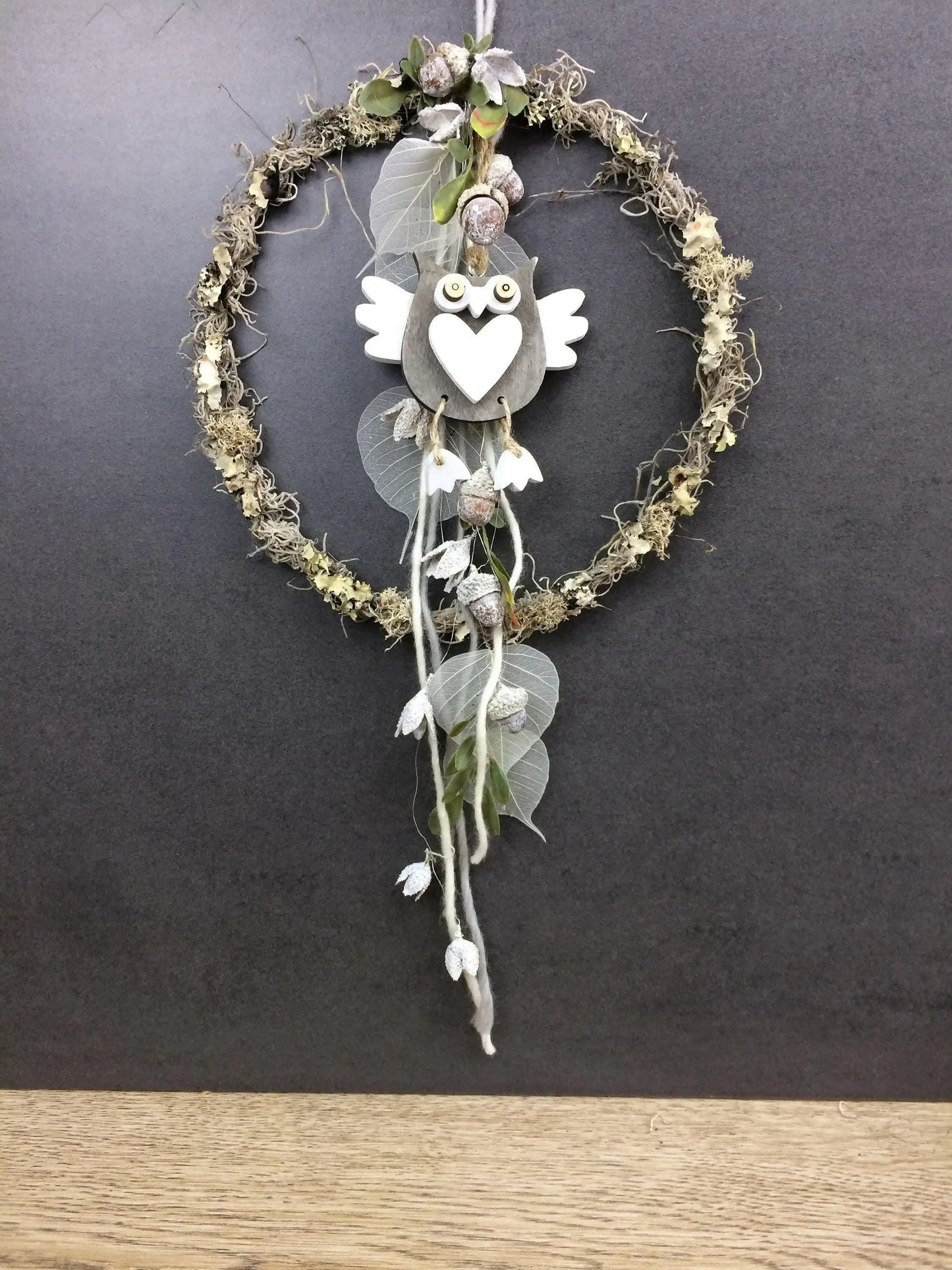 Türkranz Herbst Herbstlich Türschmuck Modern Eule Wunschgröße Tür Schmuck ganzjährig Boho Eicheln Filz Natur Moos Skelettblätter Buchecker – handgemacht aus Seiden- und Kunstblumen, langlebig & pflegeleicht von SarahsFlowerStudio