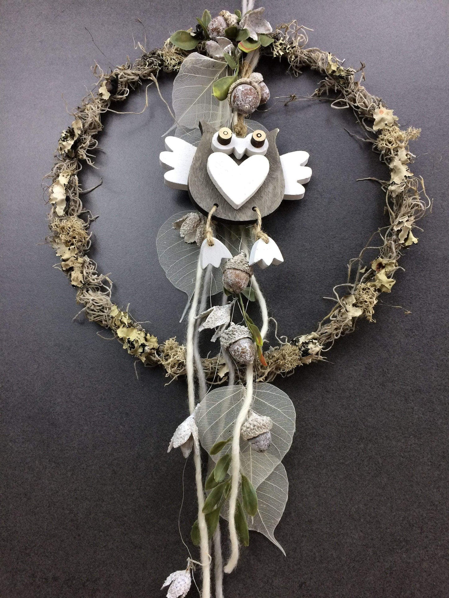 Türkranz Herbst Herbstlich Türschmuck Modern Eule Wunschgröße Tür Schmuck ganzjährig Boho Eicheln Filz Natur Moos Skelettblätter Buchecker – handgemacht aus Seiden- und Kunstblumen, langlebig & pflegeleicht von SarahsFlowerStudio