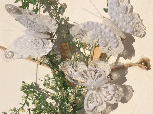 4 Schmetterlinge Weiß Spitze Perlen – handgemacht aus Seiden- und Kunstblumen, langlebig & pflegeleicht von SarahsFlowerStudio