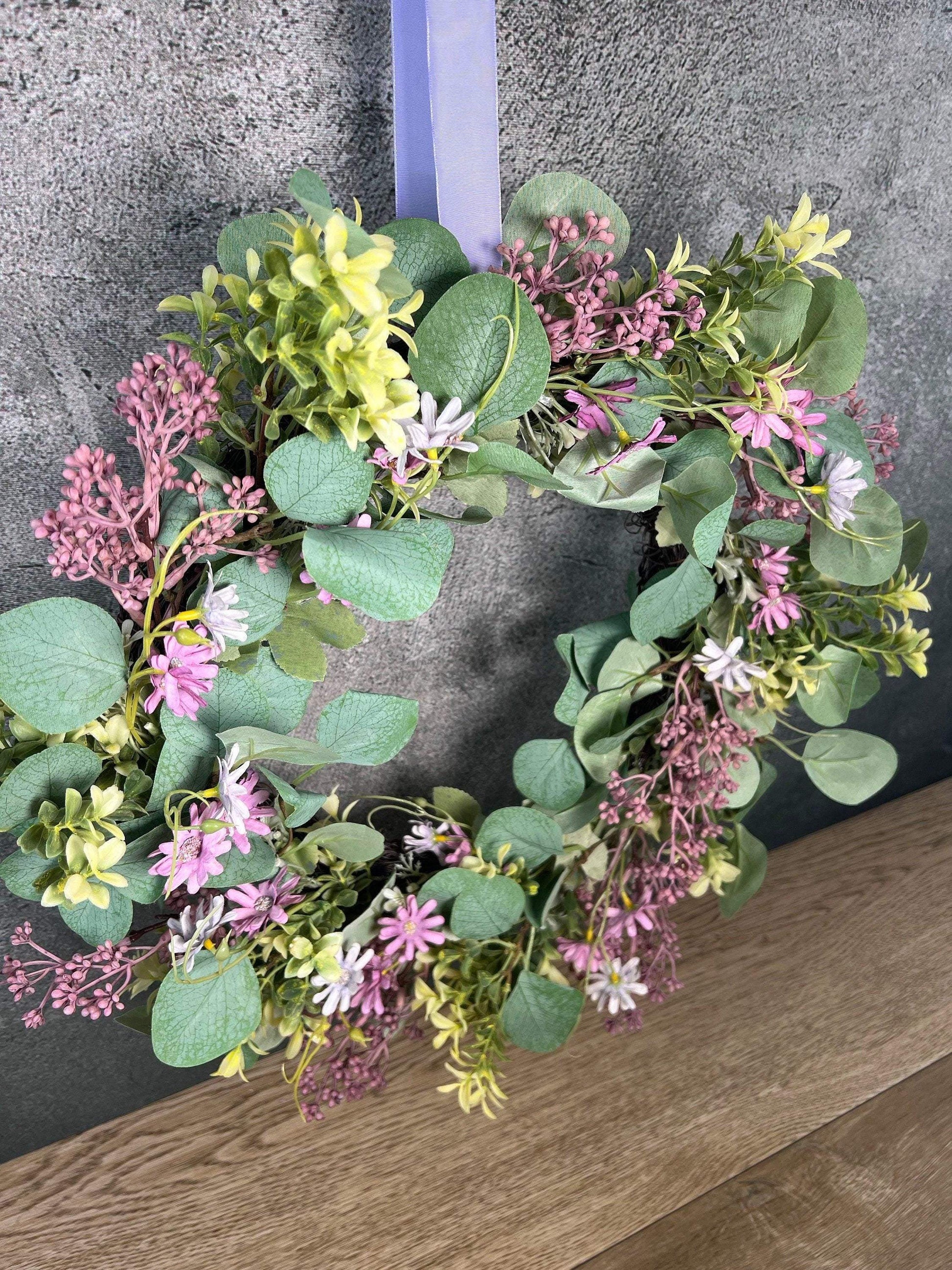 Türkranz Eukalyptus Künstlich 45cm Kranz modern Eukalyptus Euka Türdeko Türschmuck Tischdeko Tür Schmuck Herbst – handgemacht aus Seiden- und Kunstblumen, langlebig & pflegeleicht von SarahsFlowerStudio