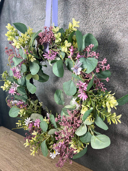 Türkranz Eukalyptus Künstlich 45cm Kranz modern Eukalyptus Euka Türdeko Türschmuck Tischdeko Tür Schmuck Herbst – handgemacht aus Seiden- und Kunstblumen, langlebig & pflegeleicht von SarahsFlowerStudio