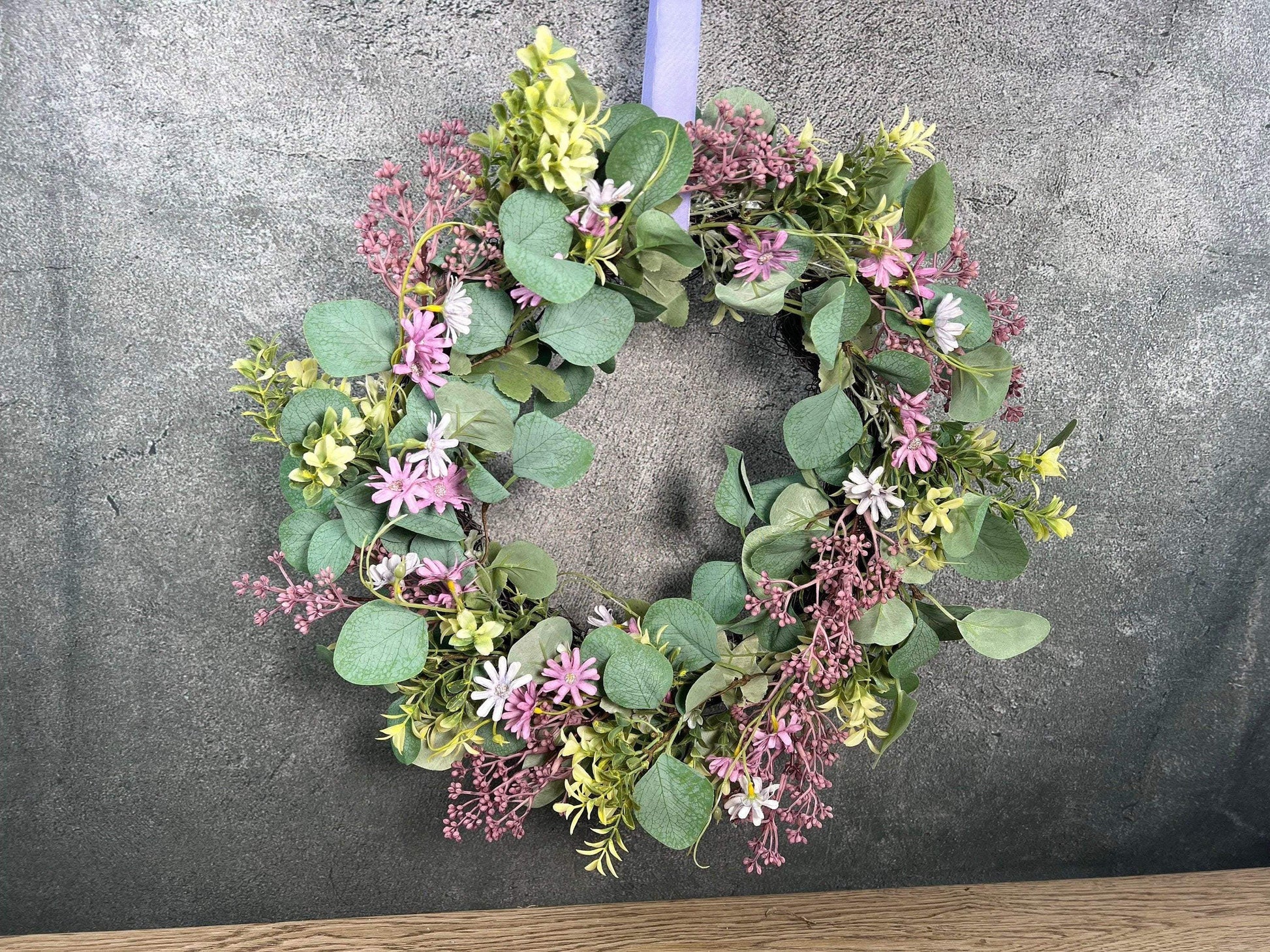 Türkranz Eukalyptus Künstlich 45cm Kranz modern Eukalyptus Euka Türdeko Türschmuck Tischdeko Tür Schmuck Herbst – handgemacht aus Seiden- und Kunstblumen, langlebig & pflegeleicht von SarahsFlowerStudio