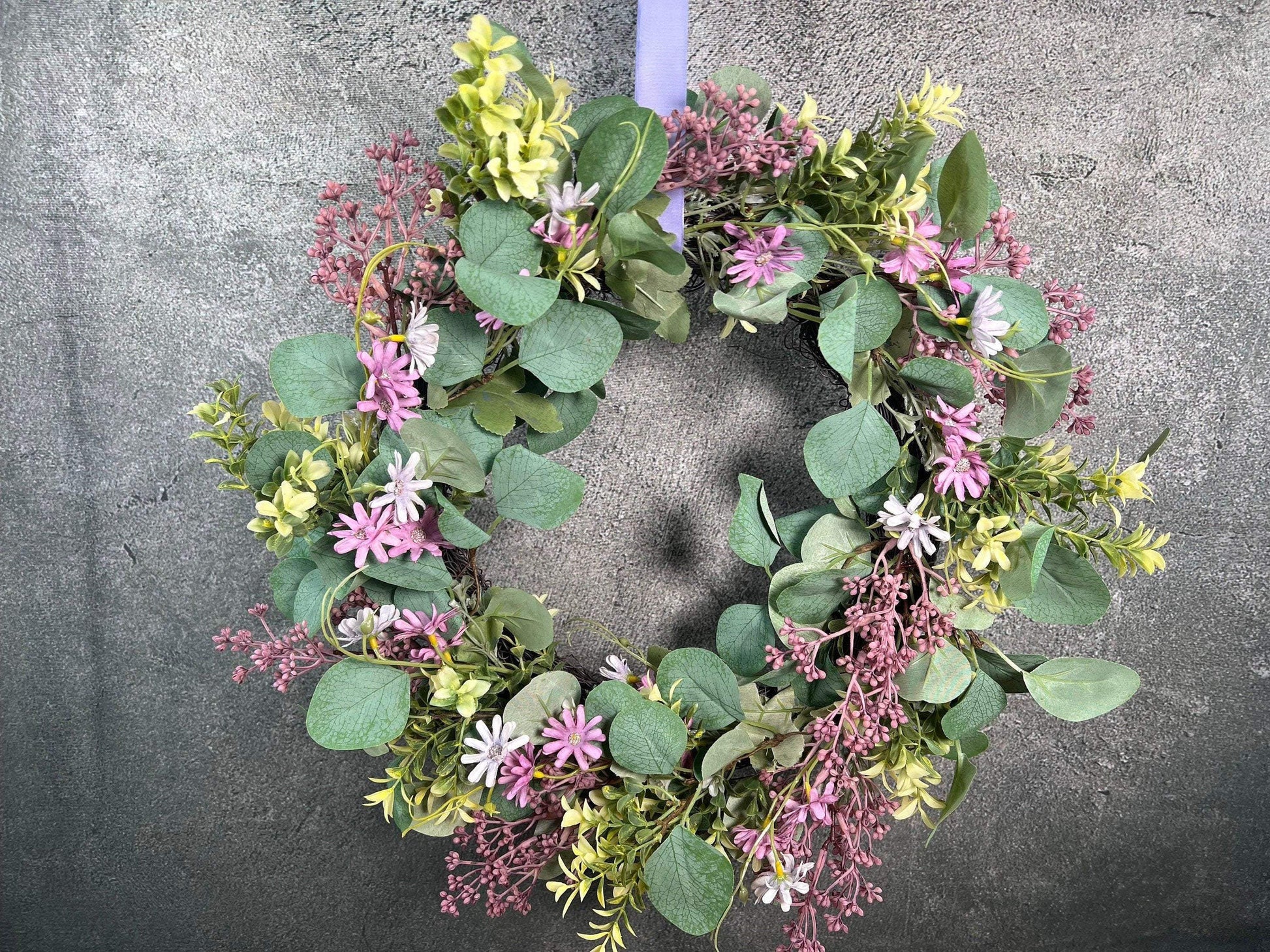 Türkranz Eukalyptus Künstlich 45cm Kranz modern Eukalyptus Euka Türdeko Türschmuck Tischdeko Tür Schmuck Herbst – handgemacht aus Seiden- und Kunstblumen, langlebig & pflegeleicht von SarahsFlowerStudio
