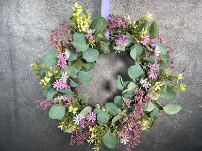 Türkranz Eukalyptus Künstlich 45cm Kranz modern Eukalyptus Euka Türdeko Türschmuck Tischdeko Tür Schmuck Herbst – handgemacht aus Seiden- und Kunstblumen, langlebig & pflegeleicht von SarahsFlowerStudio