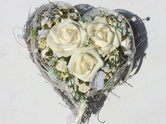 Grabgesteck Grabschmuck Rose Hortensie Schleierkraut Herz Beeren Spitze Band Rebe Grabdekoration Grabschmuck Allerheiligen – handgemacht aus Seiden- und Kunstblumen, langlebig & pflegeleicht von SarahsFlowerStudio