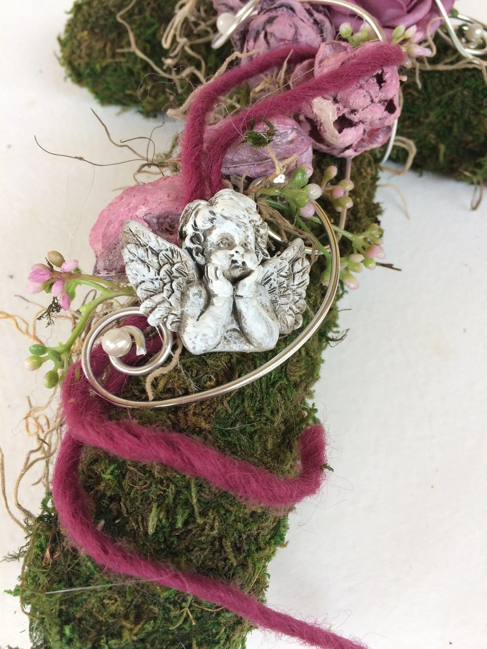 Grabgesteck Grabschmuck Urnengrab Gesteck Grab Allerheiligen Mooskreuz Kreuz Rose Grave Arrangument grave flowers longlasting – handgemacht aus Seiden- und Kunstblumen, langlebig & pflegeleicht von SarahsFlowerStudio