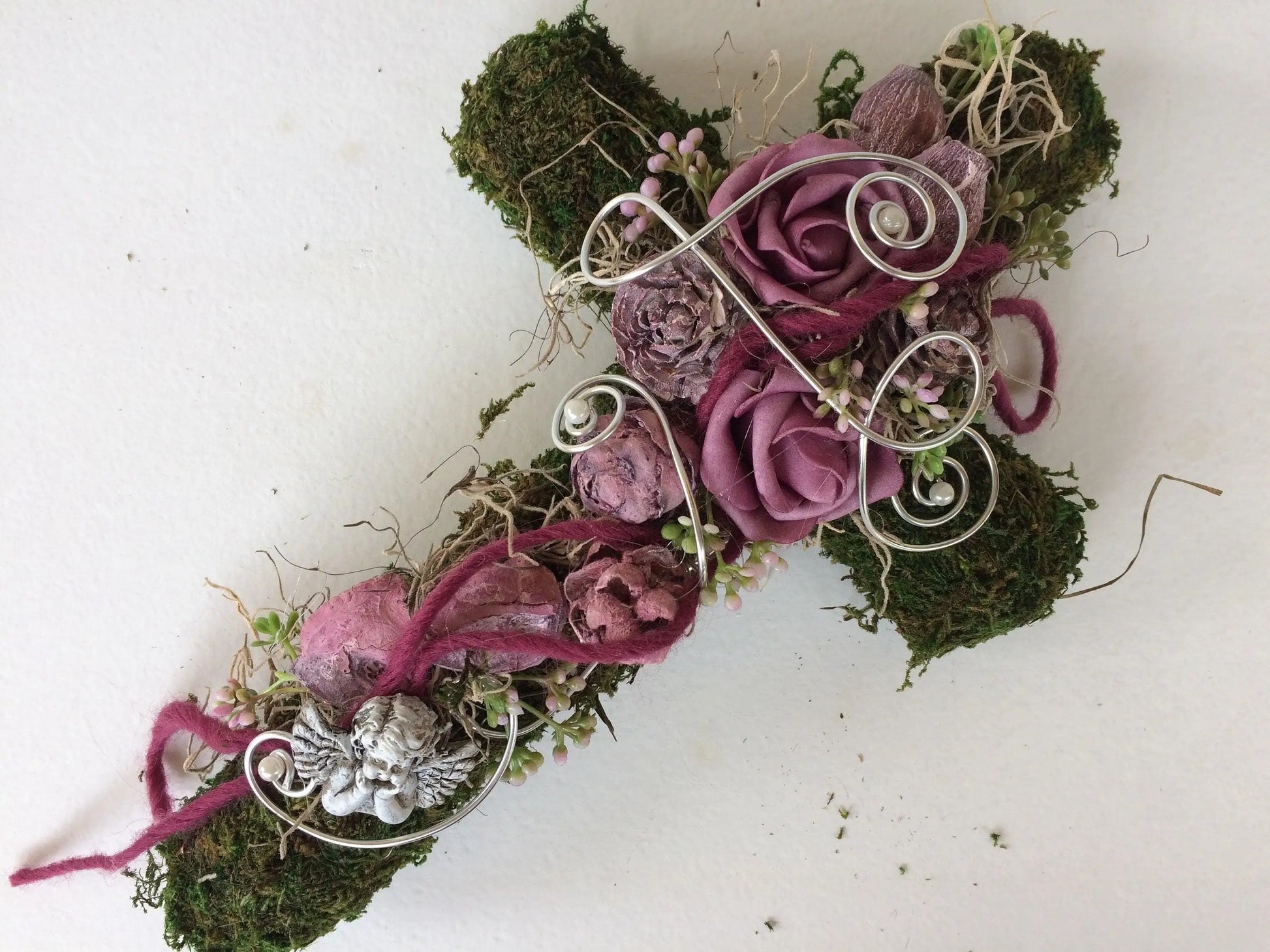 Grabgesteck Grabschmuck Urnengrab Gesteck Grab Allerheiligen Mooskreuz Kreuz Rose Grave Arrangument grave flowers longlasting – handgemacht aus Seiden- und Kunstblumen, langlebig & pflegeleicht von SarahsFlowerStudio