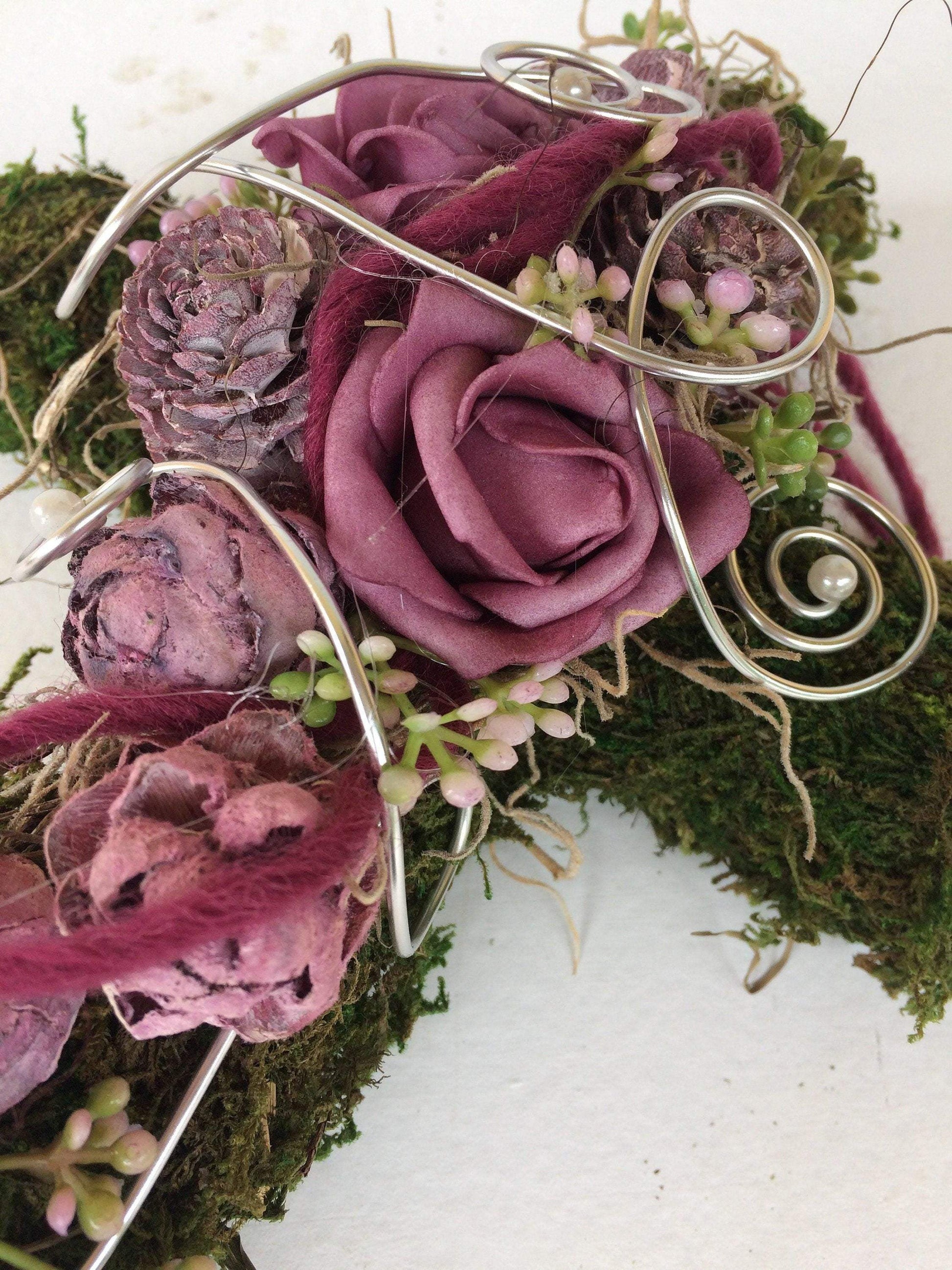 Grabgesteck Grabschmuck Urnengrab Gesteck Grab Allerheiligen Mooskreuz Kreuz Rose Grave Arrangument grave flowers longlasting – handgemacht aus Seiden- und Kunstblumen, langlebig & pflegeleicht von SarahsFlowerStudio