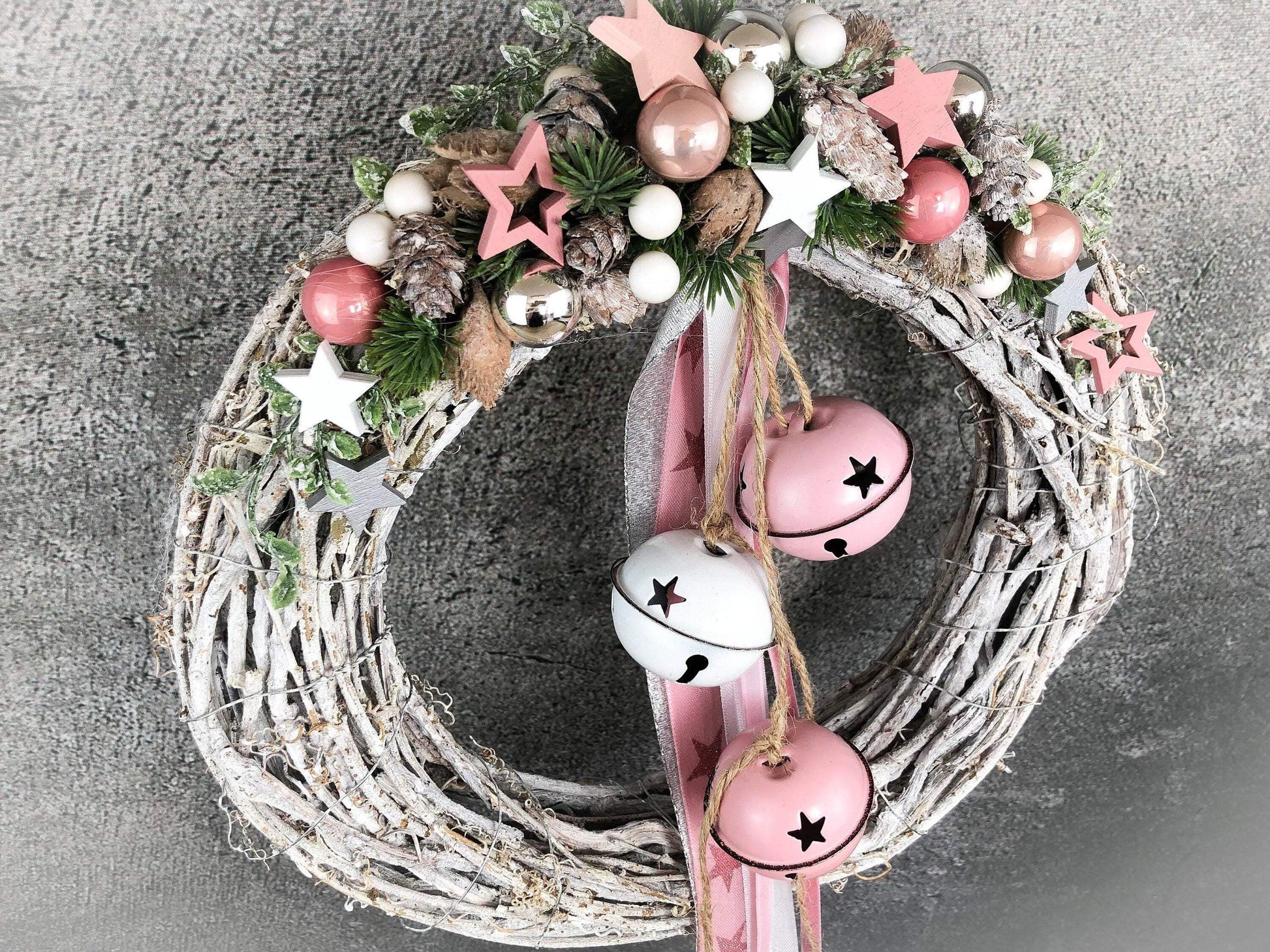 Türkranz Stern Advent Kranz Rosa Glocken Schellen Glöckchen Türdekoration Weihnachten Weidenkranz – handgemacht aus Seiden- und Kunstblumen, langlebig & pflegeleicht von SarahsFlowerStudio