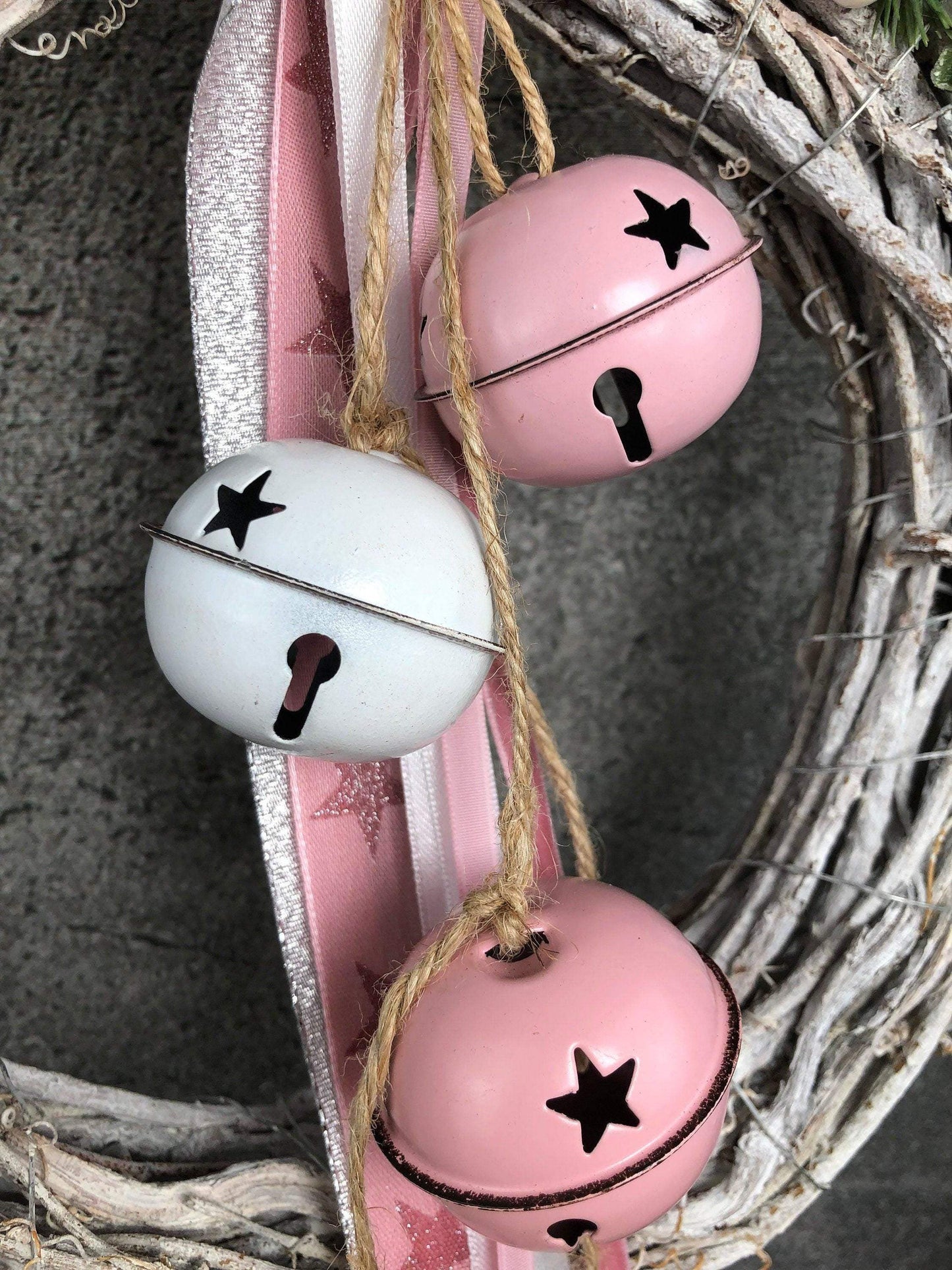 Türkranz Stern Advent Kranz Rosa Glocken Schellen Glöckchen Türdekoration Weihnachten Weidenkranz – handgemacht aus Seiden- und Kunstblumen, langlebig & pflegeleicht von SarahsFlowerStudio