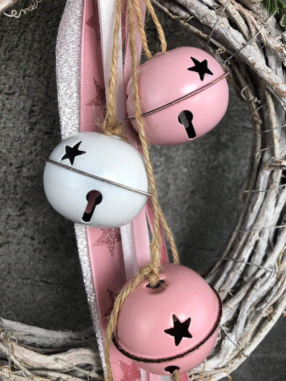 Türkranz Stern Advent Kranz Rosa Glocken Schellen Glöckchen Türdekoration Weihnachten Weidenkranz – handgemacht aus Seiden- und Kunstblumen, langlebig & pflegeleicht von SarahsFlowerStudio