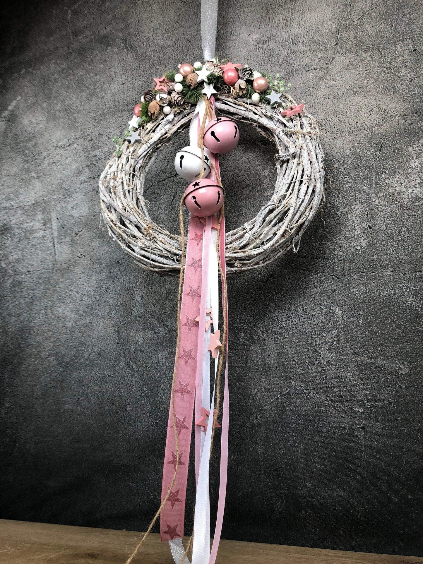 Türkranz Stern Advent Kranz Rosa Glocken Schellen Glöckchen Türdekoration Weihnachten Weidenkranz – handgemacht aus Seiden- und Kunstblumen, langlebig & pflegeleicht von SarahsFlowerStudio