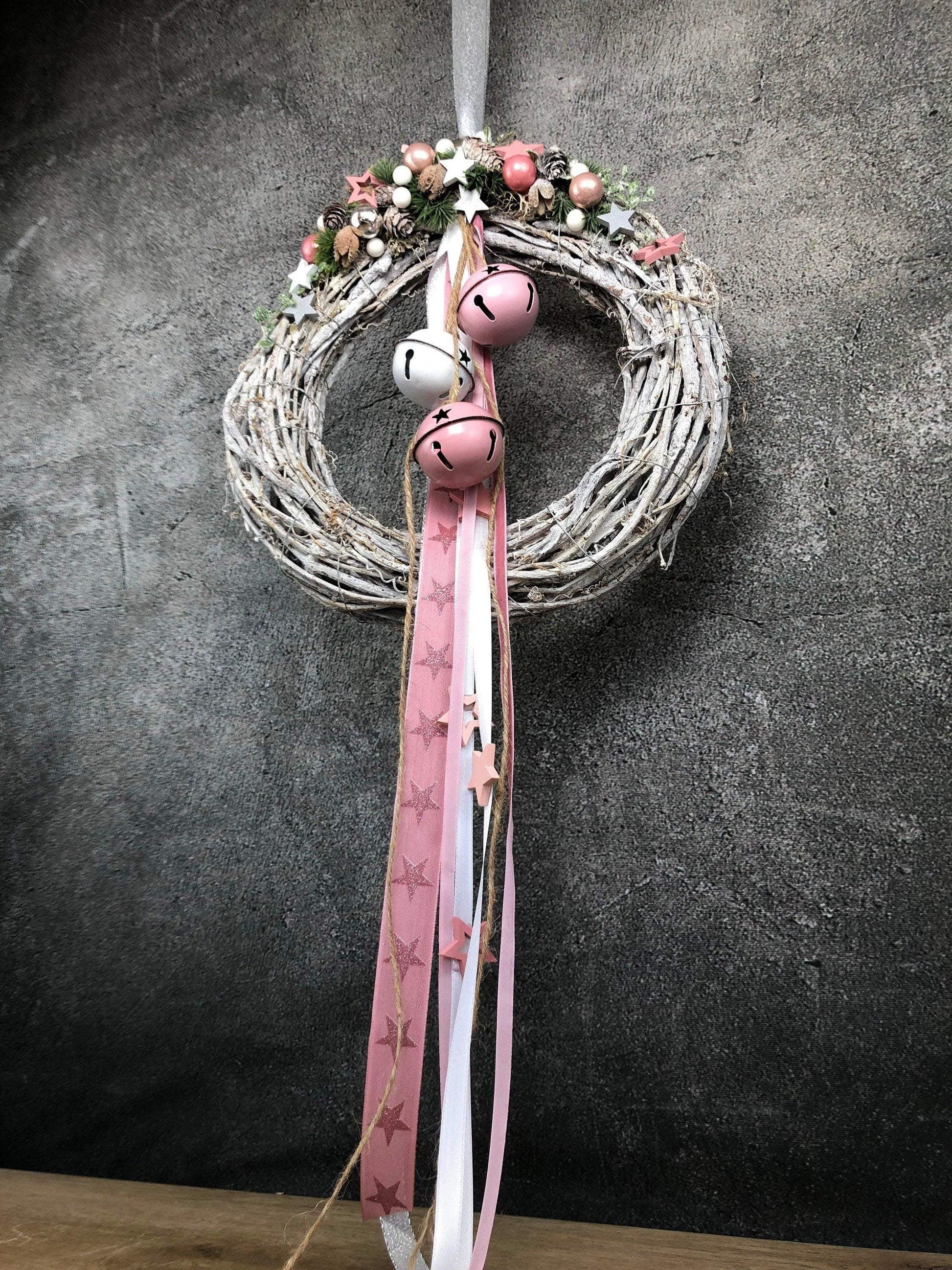 Türkranz Stern Advent Kranz Rosa Glocken Schellen Glöckchen Türdekoration Weihnachten Weidenkranz – handgemacht aus Seiden- und Kunstblumen, langlebig & pflegeleicht von SarahsFlowerStudio