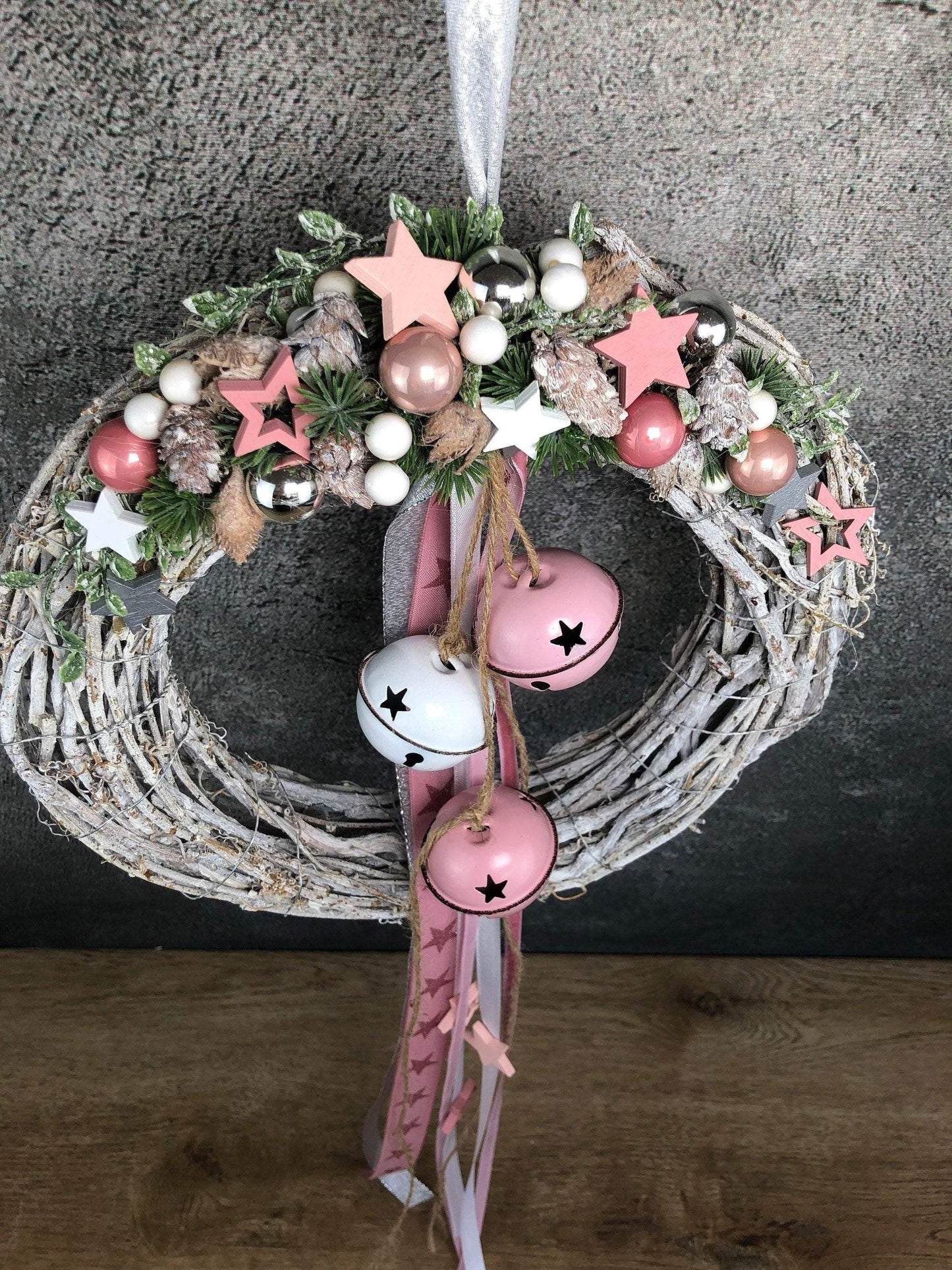 Türkranz Stern Advent Kranz Rosa Glocken Schellen Glöckchen Türdekoration Weihnachten Weidenkranz – handgemacht aus Seiden- und Kunstblumen, langlebig & pflegeleicht von SarahsFlowerStudio