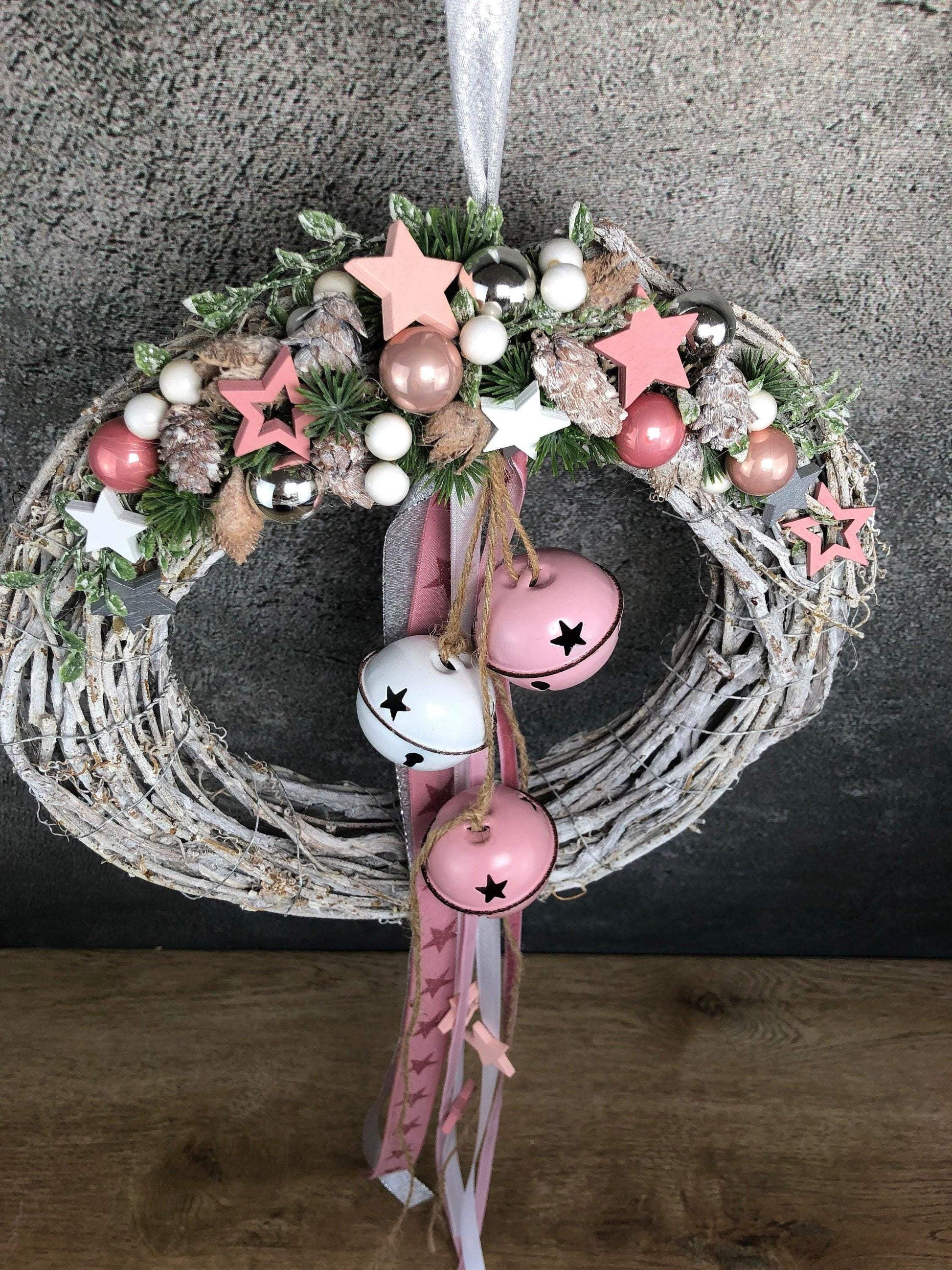 Türkranz Stern Advent Kranz Rosa Glocken Schellen Glöckchen Türdekoration Weihnachten Weidenkranz – handgemacht aus Seiden- und Kunstblumen, langlebig & pflegeleicht von SarahsFlowerStudio