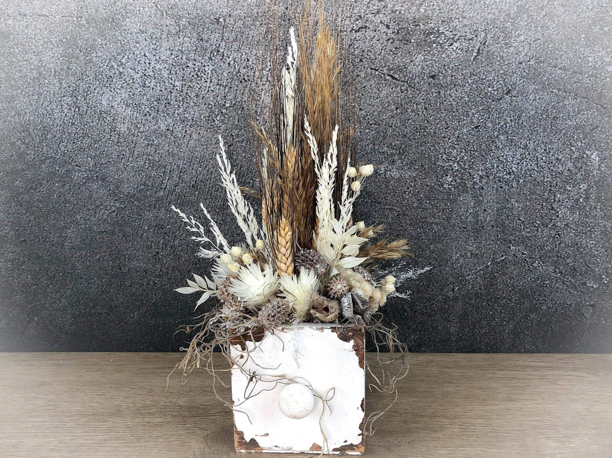 Tischdeko Blumen Tischgesteck Kerze Schublade Gräser Trockenblumen Trockenmaterial Natur natürlich dried bouquet dried Flowers – handgemacht aus Seiden- und Kunstblumen, langlebig & pflegeleicht von SarahsFlowerStudio