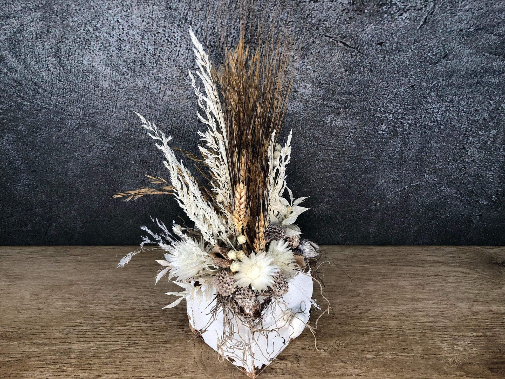 Tischdeko Blumen Tischgesteck Kerze Schublade Gräser Trockenblumen Trockenmaterial Natur natürlich dried bouquet dried Flowers – handgemacht aus Seiden- und Kunstblumen, langlebig & pflegeleicht von SarahsFlowerStudio