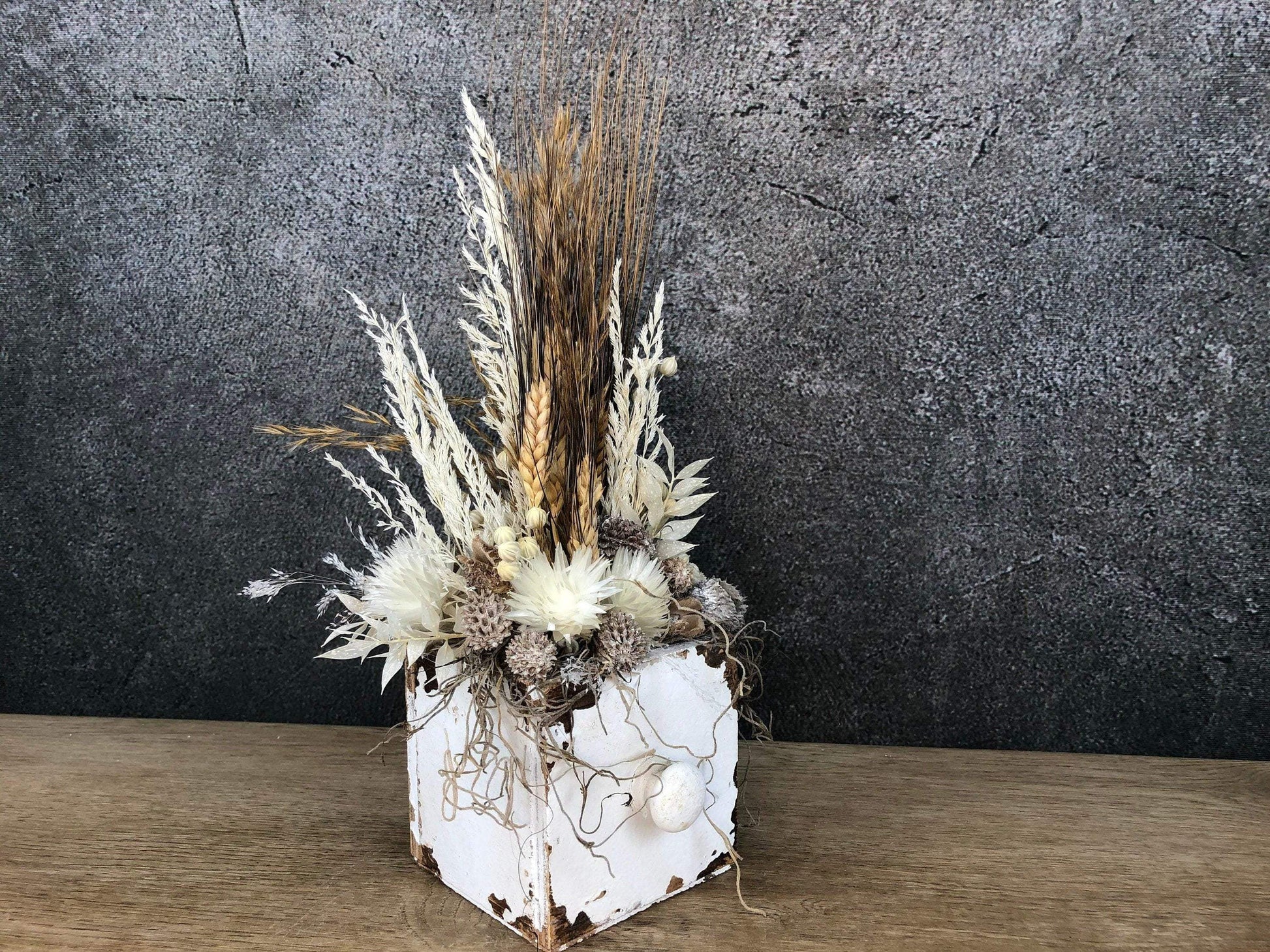 Tischdeko Blumen Tischgesteck Kerze Schublade Gräser Trockenblumen Trockenmaterial Natur natürlich dried bouquet dried Flowers – handgemacht aus Seiden- und Kunstblumen, langlebig & pflegeleicht von SarahsFlowerStudio
