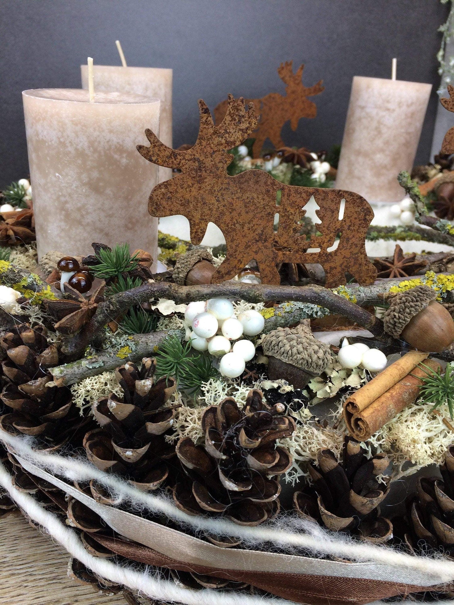 Adventskranz Adventskalender Zapfen Pilz Elch Zimt Kerzen Tanne Filz Modern Natürlich Getrocknet Künstlich Haltbar – handgemacht aus Seiden- und Kunstblumen, langlebig & pflegeleicht von SarahsFlowerStudio