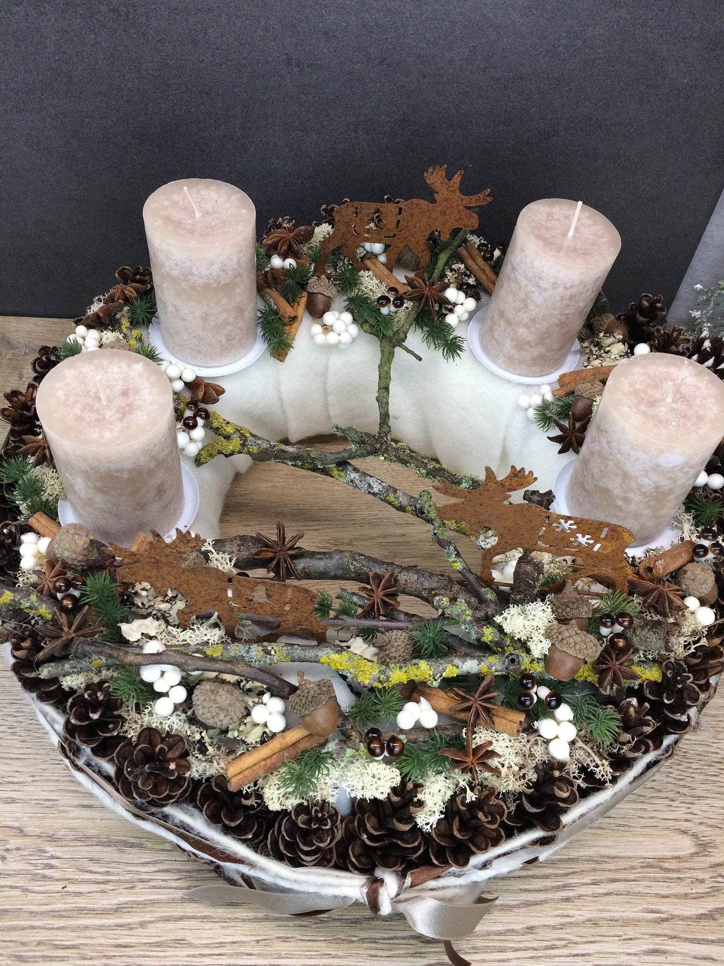 Adventskranz Adventskalender Zapfen Pilz Elch Zimt Kerzen Tanne Filz Modern Natürlich Getrocknet Künstlich Haltbar – handgemacht aus Seiden- und Kunstblumen, langlebig & pflegeleicht von SarahsFlowerStudio