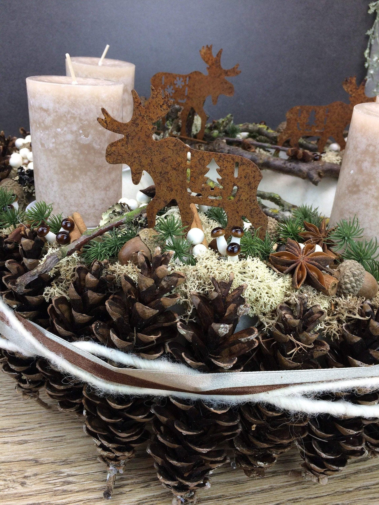 Adventskranz Adventskalender Zapfen Pilz Elch Zimt Kerzen Tanne Filz Modern Natürlich Getrocknet Künstlich Haltbar – handgemacht aus Seiden- und Kunstblumen, langlebig & pflegeleicht von SarahsFlowerStudio
