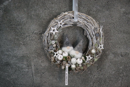Türkranz Türdeko Türschmuck Weihnachten Weidenkranz Wichtel Zapfen Stern Apfel Tanne Band Modern – handgemacht aus Seiden- und Kunstblumen, langlebig & pflegeleicht von SarahsFlowerStudio