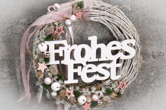 Türkranz Frohes Fest Türschmuck Weihnachten Weidenkranz Zapfen Kugeln Stern Apfel Knöpfe Tanne Band Modern – handgemacht aus Seiden- und Kunstblumen, langlebig & pflegeleicht von SarahsFlowerStudio