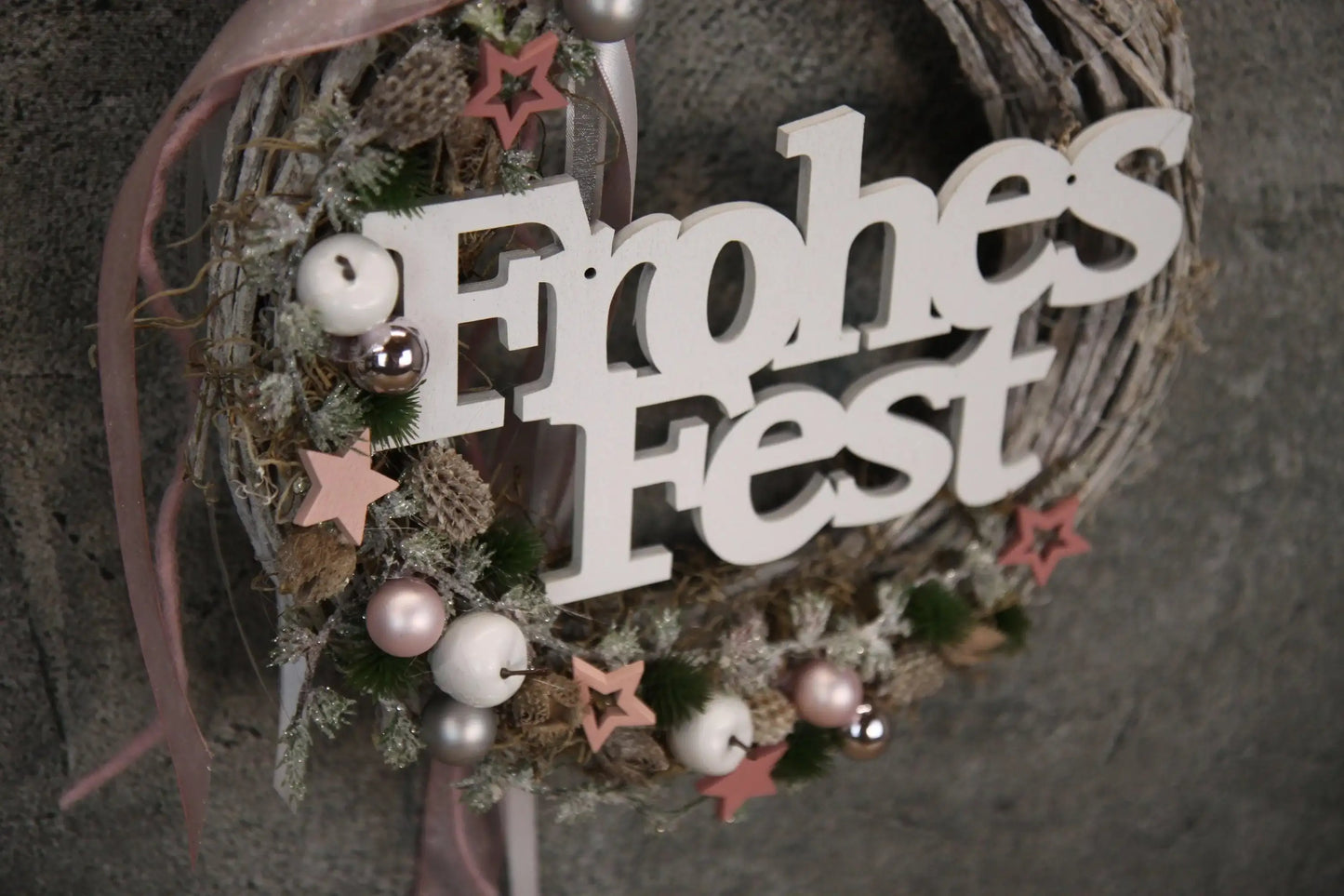 Türkranz Frohes Fest Türschmuck Weihnachten Weidenkranz Zapfen Kugeln Stern Apfel Knöpfe Tanne Band Modern – handgemacht aus Seiden- und Kunstblumen, langlebig & pflegeleicht von SarahsFlowerStudio