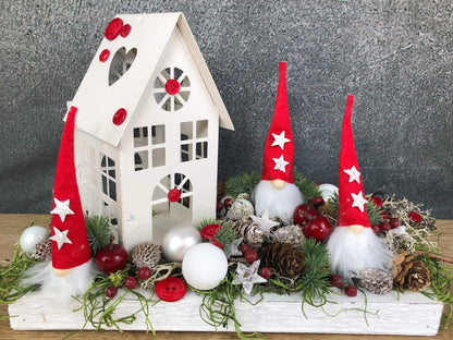 Adventsgesteck Wichtel Stern mit Haus auf Tablett Adventskranz Adventskalender künstlich haltbar – handgemacht aus Seiden- und Kunstblumen, langlebig & pflegeleicht von SarahsFlowerStudio
