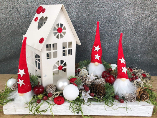 Adventsgesteck Wichtel Stern mit Haus auf Tablett Adventskranz Adventskalender künstlich haltbar – handgemacht aus Seiden- und Kunstblumen, langlebig & pflegeleicht von SarahsFlowerStudio