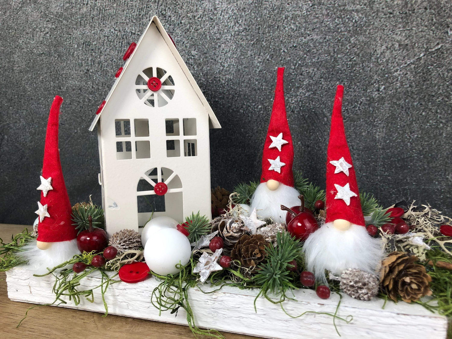 Adventsgesteck Wichtel Stern mit Haus auf Tablett Adventskranz Adventskalender künstlich haltbar – handgemacht aus Seiden- und Kunstblumen, langlebig & pflegeleicht von SarahsFlowerStudio
