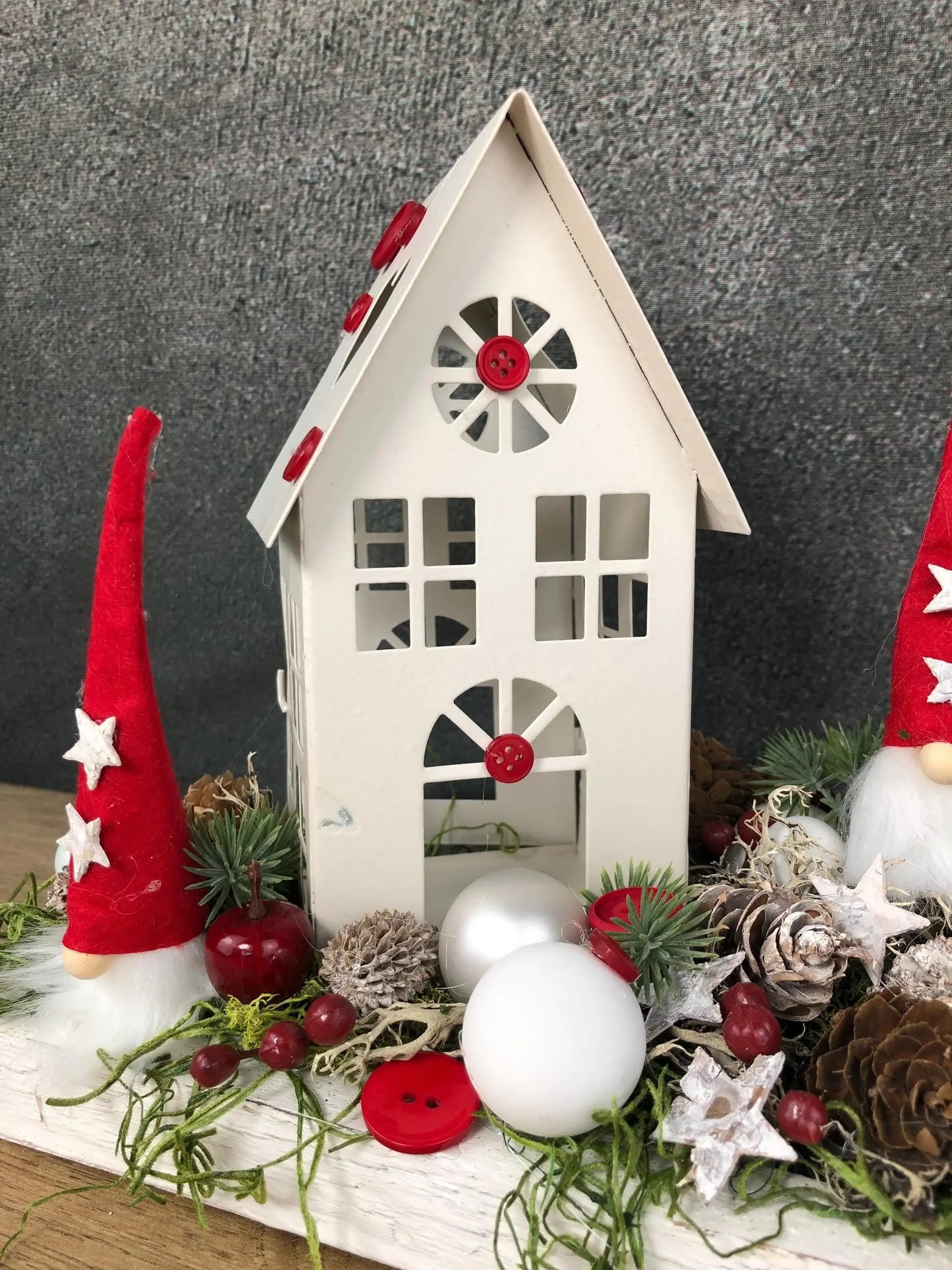 Adventsgesteck Wichtel Stern mit Haus auf Tablett Adventskranz Adventskalender künstlich haltbar – handgemacht aus Seiden- und Kunstblumen, langlebig & pflegeleicht von SarahsFlowerStudio