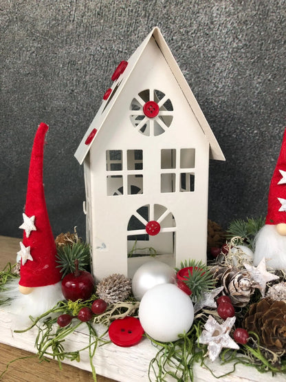 Adventsgesteck Wichtel Stern mit Haus auf Tablett Adventskranz Adventskalender künstlich haltbar – handgemacht aus Seiden- und Kunstblumen, langlebig & pflegeleicht von SarahsFlowerStudio
