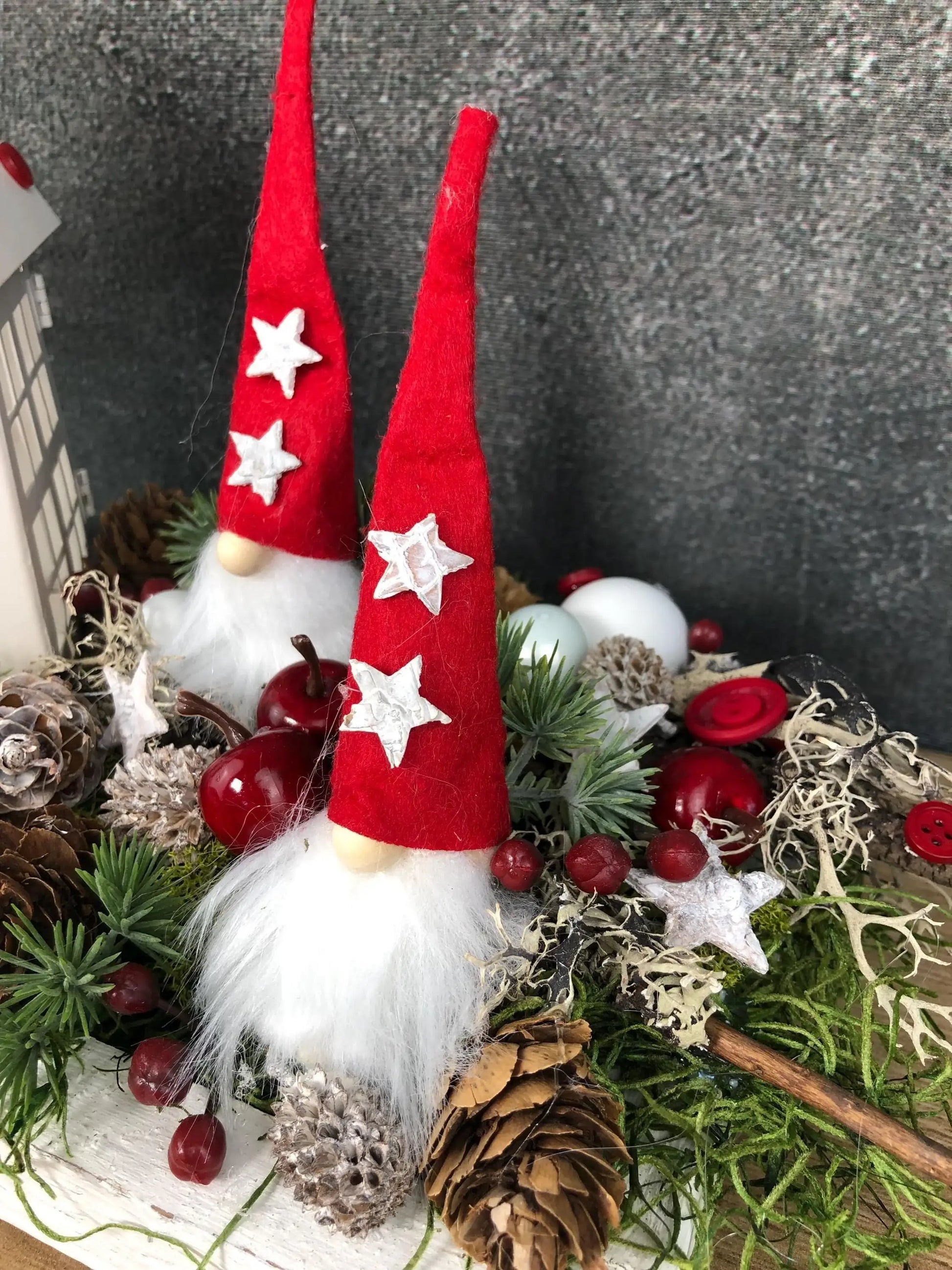 Adventsgesteck Wichtel Stern mit Haus auf Tablett Adventskranz Adventskalender künstlich haltbar – handgemacht aus Seiden- und Kunstblumen, langlebig & pflegeleicht von SarahsFlowerStudio
