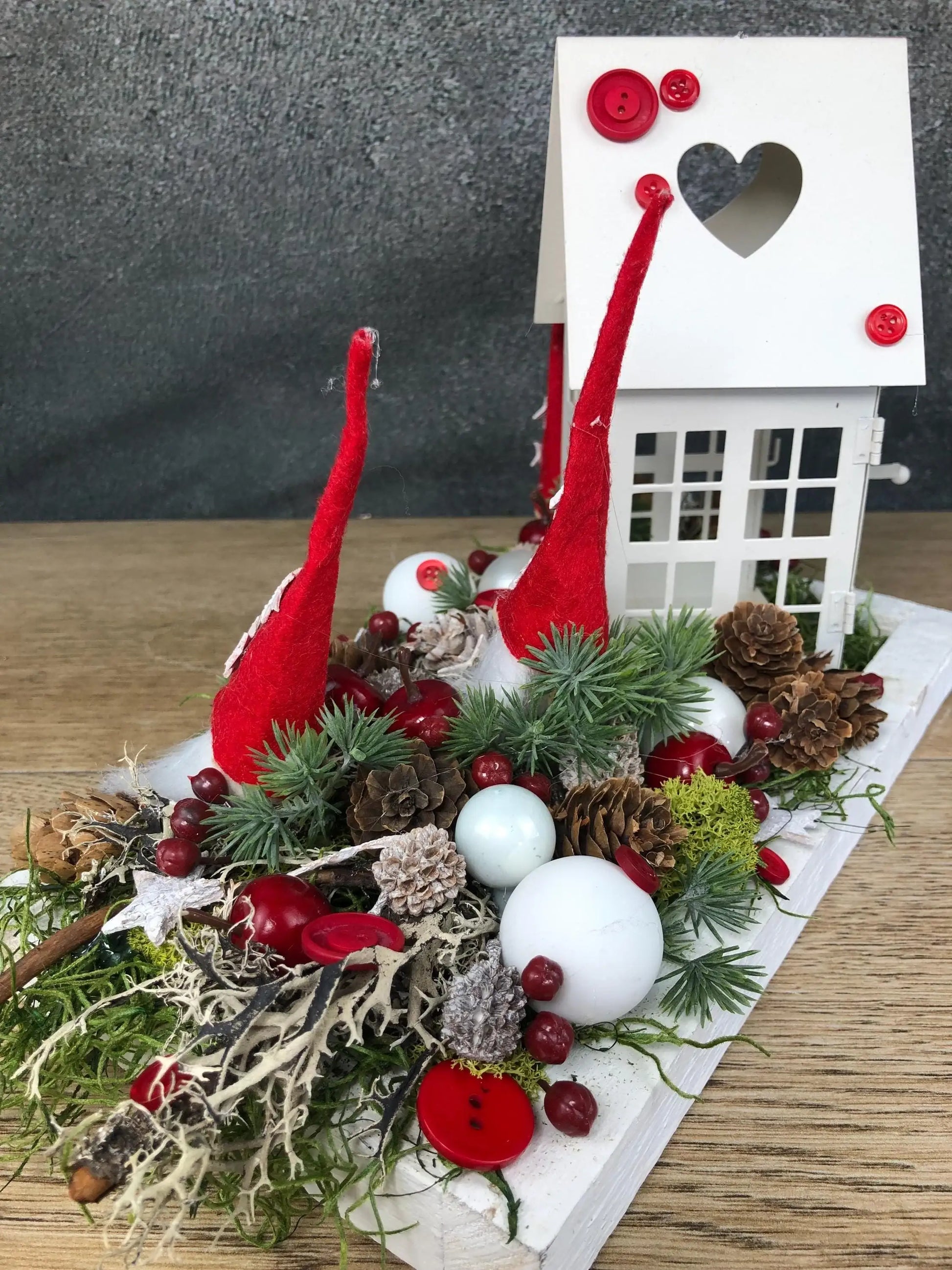 Adventsgesteck Wichtel Stern mit Haus auf Tablett Adventskranz Adventskalender künstlich haltbar – handgemacht aus Seiden- und Kunstblumen, langlebig & pflegeleicht von SarahsFlowerStudio