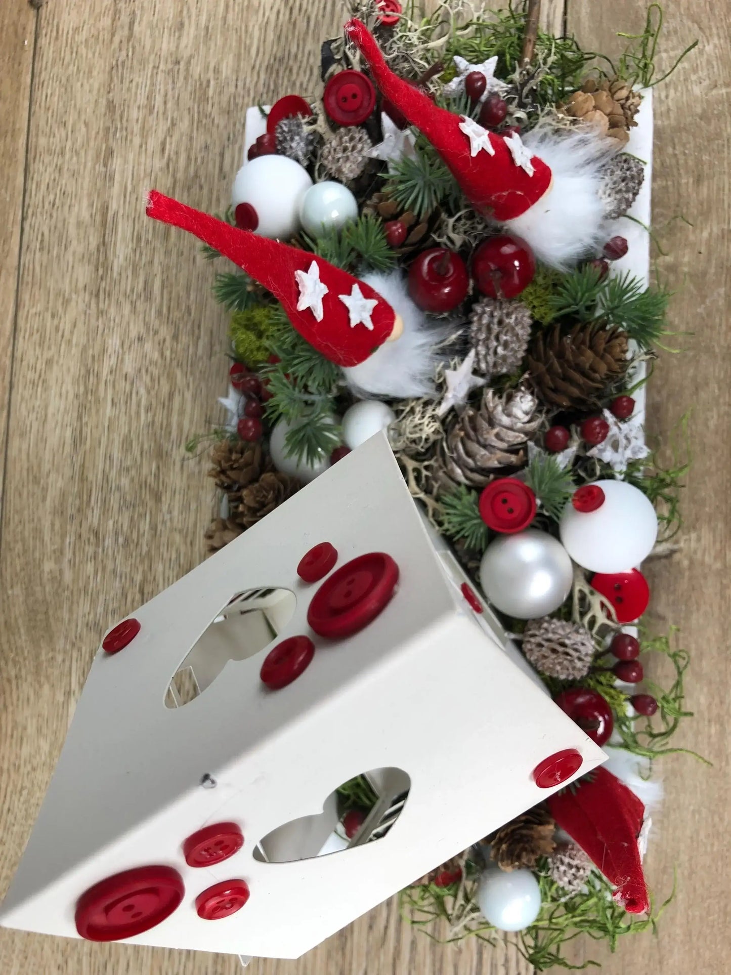 Adventsgesteck Wichtel Stern mit Haus auf Tablett Adventskranz Adventskalender künstlich haltbar – handgemacht aus Seiden- und Kunstblumen, langlebig & pflegeleicht von SarahsFlowerStudio